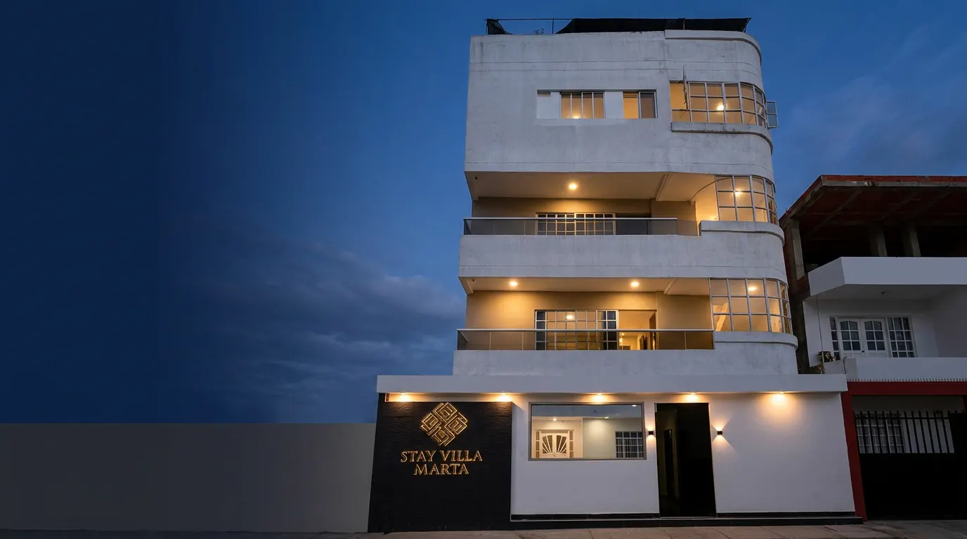 Fachada del Hotel Stay Villa Marta al anochecer, con su letrero, en Cartagena de Indias
